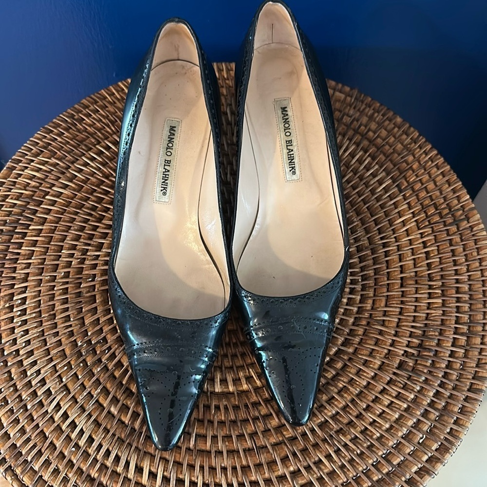Women's Manolo Blahnik Black Pointed Toe Leather Pumps Size 40